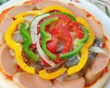 Hình bước làm 2 của món Bánh pizza mực,xúc xích,tôm,ớt chuông và hành tây