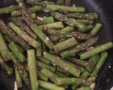 Foto del paso 3 de la receta: Espárragos trigueros con ajo y huevo