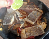 Foto del paso 4 de la receta: Lomos de merluza en salsa de lima y vino blanco