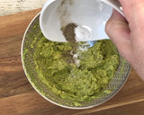 Foto del paso 4 de la receta: Huevo poché sobre tostada de aguacate 🥑