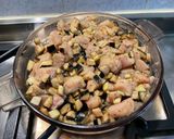 Une image de l'étape 6 de Poulet mariné aux aubergines et parmesan.