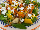 Ensalada de pollo con mango y pistachos