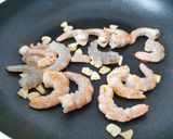 Foto del paso 1 de la receta: Espinacas con langostinos y pasta