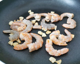 Foto del paso 1 de la receta: Espinacas con langostinos y pasta