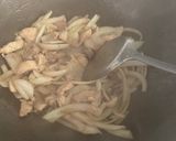Foto langkah ke 2 dari resep Ayam tumis bawang bombay (chicken sauteed onions).