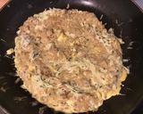 Une image de l'étape 7 de Omelette au riz, emmental et persil.