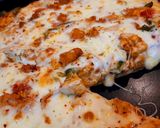 A picture of step 8 of Chicken tikka creamy pizza.
