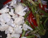 Foto del paso 2 de la receta: Espárragos y Coliflor salteados