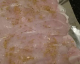 Foto del paso 3 de la receta: Rollo de pechuga envuelto en beicon y relleno de jamón York y queso con salsa de champiñones y almendras