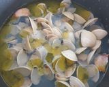 Foto del paso 1 de la receta Tiburones con espárragos y almejas