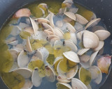 Foto del paso 1 de la receta: Tiburones con espárragos y almejas
