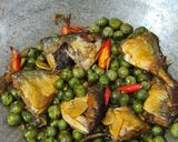 Foto langkah ke 4 dari resep Tumis Ikan Asin Peda Leunca.