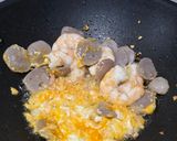 Foto langkah ke 2 dari resep Kwetiau Goreng Udang dan Bakso.