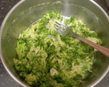Foto del paso 2 de la receta: Hamburguesas de brócoli y queso