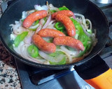 Foto del paso 3 de la receta: Salchichas frescas de ternera con cebolla caramelizada y cereza