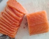 Hình bước làm 1 của món SAKE & MAGURO NIGIRI (Sushi cá hồi và cá ngừ)