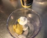 Une image de l'étape 1 de Sauce salade crémeuse aux deux moutardes et herbes aromatiques.
