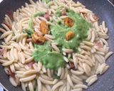Foto del passaggio 5 della ricetta Malloreddus con crema di piselli, guanciale e datterini confit