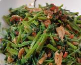 Foto langkah ke 2 dari resep Cah Kangkung Udang.