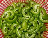 Foto langkah ke 1 dari resep Oseng Pare Cumi Asin.