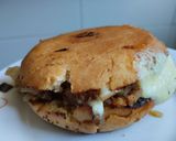 Foto del paso 8 de la receta: Sándwich🥯de cebolla🧅y tocineta🥞 caramelizada🥓con queso🧀en pan de almojábana🥯