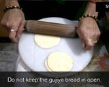 मावा गुजिया (Mawa Gujiya recipe in hindi) रेसिपी चरण 30 फोटो