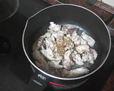 Foto del paso 5 de la receta: Chuletas de cerdo adobadas con puré de papas, guisantes y salsa