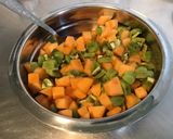 Une image de l'étape 8 de Salade de melon et kiwis au jus de pêches.