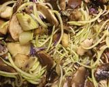 Foto del paso 2 de la receta: Salteado de hongos, verduras y espaguetis de calabacín