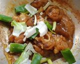 Foto langkah ke 5 dari resep Tumis kikil / kulit / kaki sapi "sunda rasa".