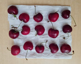 Foto del paso 1 de la receta: Cerezas bañadas en chocolate versión saludable 🍒