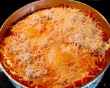 Hình bước làm 3 của món Xúc xích sốt cay phủ cheese 🧀