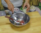 รูปขั้นตอนการทำที่ 6 ของ ยําหมูยอ สูตรน้ำยำปลาร้าแซ่บนัว