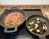 Foto del paso 1 de la receta: Arroz con jamón y champiñones