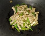 Foto langkah ke 2 dari resep Tumis Tempe Cabe Hijau.