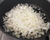 Foto del paso 1 de la receta: Empanada de bacalao con arándanos secos