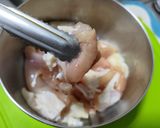 洋蔥燴炒雞腿肉的食譜步驟1照片