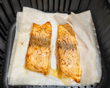 Foto del paso 2 de la receta: Lomos de salmón con salsa de soja y patatas hasselback. En airfryer