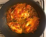 Foto del passaggio 3 della ricetta Platessa con polpa di pomodoro e capperi