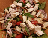 Foto del paso 2 de la receta: Ensalada de peras, rúcula y queso feta