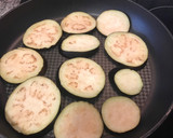 Foto del paso 1 de la receta: Pastel de berenjenas con papas y relleno de salsa de tomate y carne
