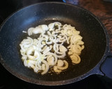 Foto del paso 5 de la receta: Sepia con pesto Vidalim Omega 3 y calabacín salteado