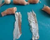 Foto del passaggio 1 della ricetta Involtini di pollo con prosciutto cotto,provola affumicata avvolti nel lardo di Colonnata