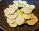 Foto del paso 1 de la receta: Tortilla de calabacín con pimiento morrón