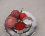A picture of step 1 of Onion and tomato vegetable.