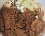 Foto del paso 2 de la receta: BUDÍN MUY HÚMEDO DE 🍫CHOCOLATE 🍫 Y 🍓FRUTILLAS 🍓