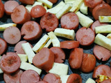 Salchichas en salsa, con queso