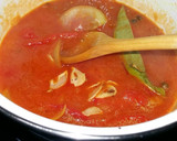 Foto del paso 3 de la receta: Chicharros en salsa de tomate con cúrcuma y pimienta de Jamaica