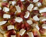 Une image de l'étape 4 de Tarte figues, chèvre et pignons.