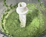 Foto del passaggio 4 della ricetta Pesto con il ciuffo di carote